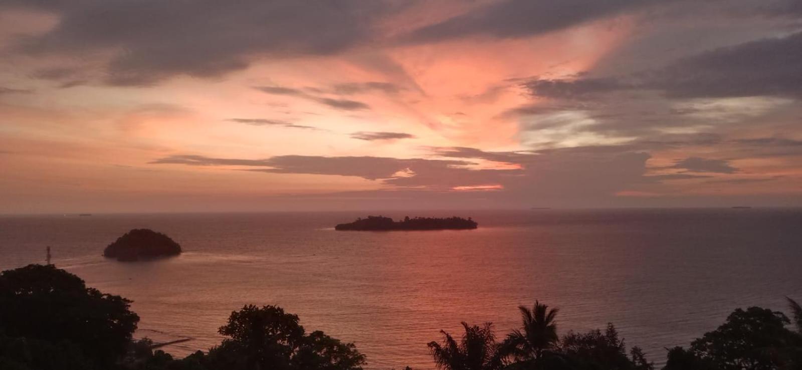 The View Padang, Amazing View, 8 Mins Mentawai Fast Ferry, Cold Beer,Close To Restaurants Exterior photo