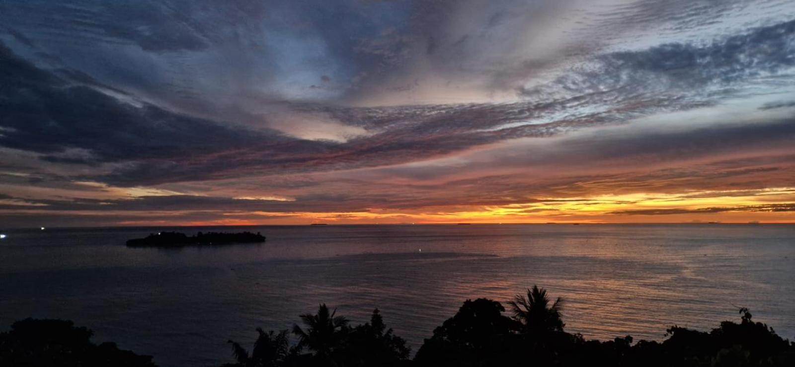 The View Padang, Amazing View, 8 Mins Mentawai Fast Ferry, Cold Beer,Close To Restaurants Exterior photo
